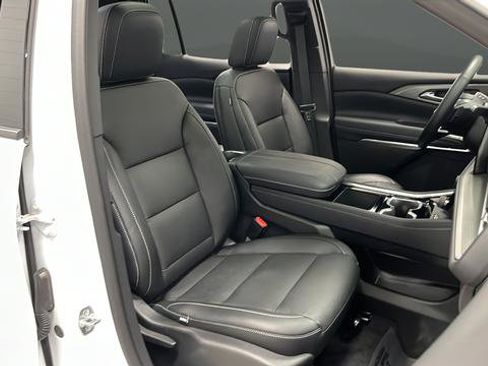 Used 2025 Chevrolet Traverse LT w/ Sun and Wheel Package image 25