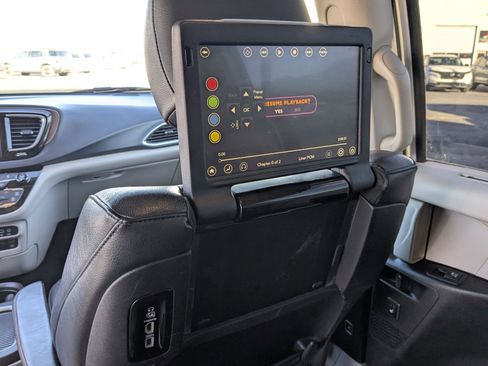 Used 2018 Chrysler Pacifica Touring-L Plus image 34