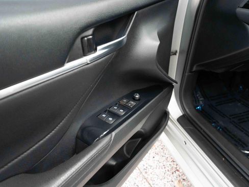 Used 2018 Toyota Camry XLE FWD image 7