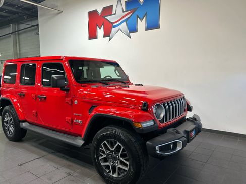 Used 2024 Jeep Wrangler Unlimited Sahara w/ Technology Group AWD/4WD image 2