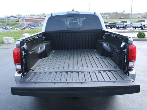 Certified 2022 Toyota Tacoma SR5 AWD/4WD image 7