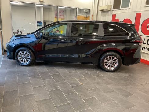 Used 2024 Toyota Sienna LE image 5