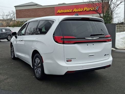 Used 2023 Chrysler Pacifica Touring-L image 4