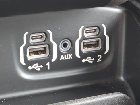 Used 2019 RAM 1500 Laramie AWD/4WD image 11