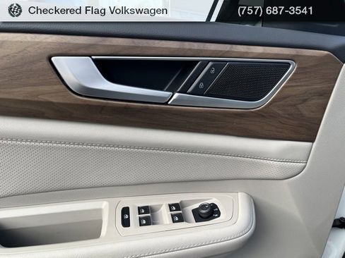 Used 2025 Volkswagen Atlas SE image 13