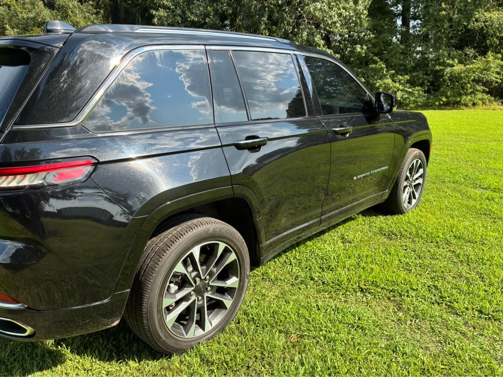 Used 2023 Jeep Grand Cherokee Overland w/ Luxury Tech Group IV AWD/4WD image 17