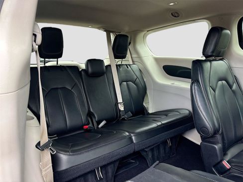 Used 2023 Chrysler Pacifica Touring-L FWD image 26