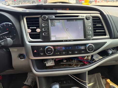 Used 2017 Toyota Highlander XLE AWD/4WD image 11