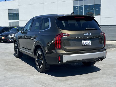 Used 2023 Kia Telluride S FWD image 4