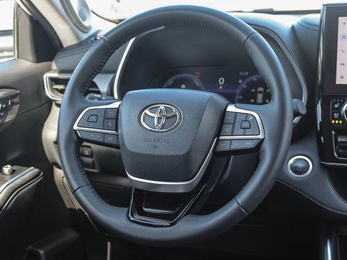 Certified 2025 Toyota Highlander Limited image 16