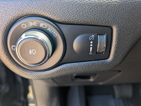 Used 2022 Jeep Cherokee Latitude AWD/4WD image 23