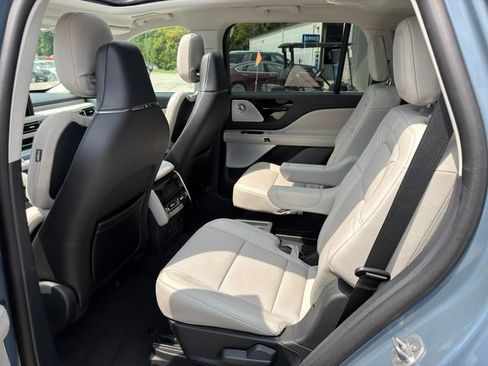 Used 2025 Lincoln Aviator Reserve w/ Equipment Group 201A AWD/4WD image 17