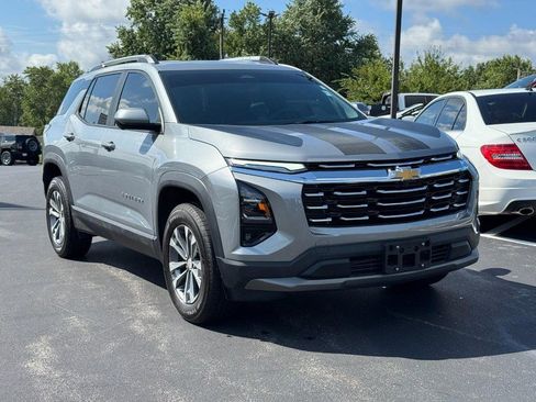 Used 2025 Chevrolet Equinox LT w/ Convenience Package II FWD image 2