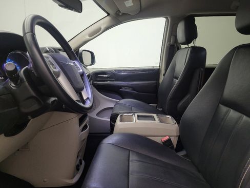 Used 2015 Chrysler Town & Country Touring image 17
