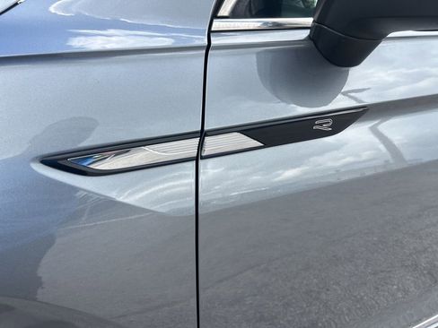 Used 2022 Volkswagen Tiguan SEL R-Line image 19