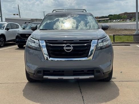 Used 2025 Nissan Pathfinder Platinum image 2