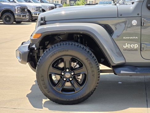 Used 2018 Jeep Wrangler Unlimited Sahara AWD/4WD image 8