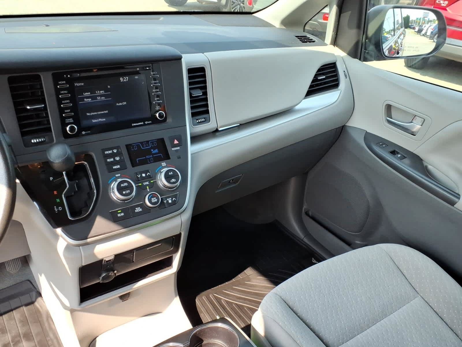 Used 2020 Toyota Sienna LE w/ LE Preferred Package FWD image 13