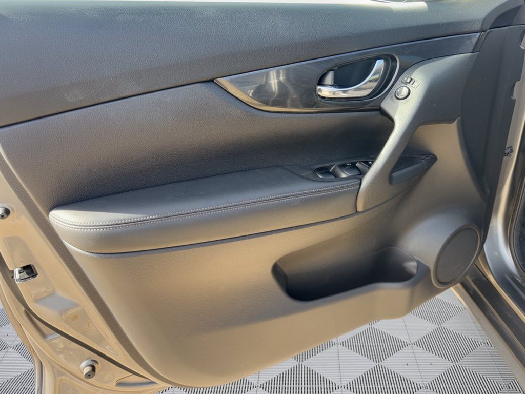 Used 2018 Nissan Rogue SV FWD image 14