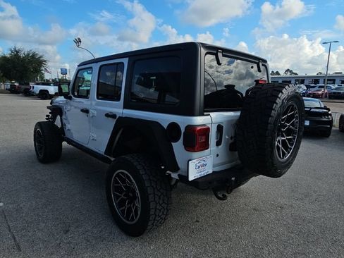 Used 2018 Jeep Wrangler Unlimited Sahara AWD/4WD image 5