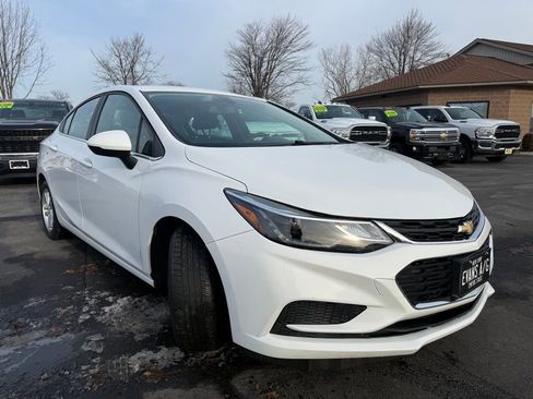 Used 2017 Chevrolet Cruze LT image 3