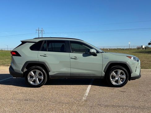 Used 2021 Toyota RAV4 XLE Premium image 5