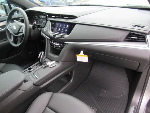 New 2025 Cadillac XT5 Luxury image 10