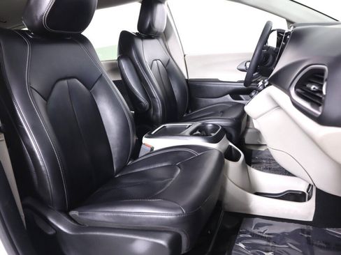 Used 2024 Chrysler Pacifica Touring-L FWD image 43