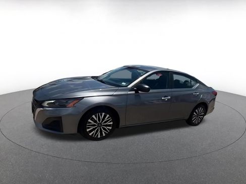 Used 2025 Nissan Altima 2.5 SV FWD image 7