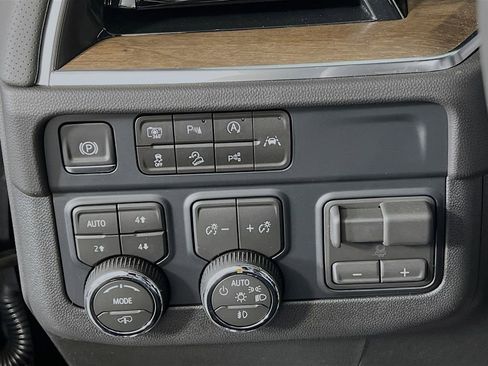 Certified 2026 Chevrolet Suburban High Country AWD/4WD image 9