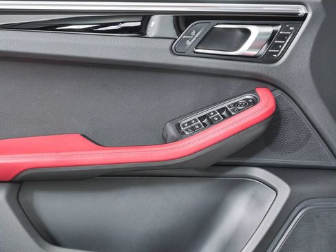 Certified 2023 Porsche Macan S AWD/4WD image 6