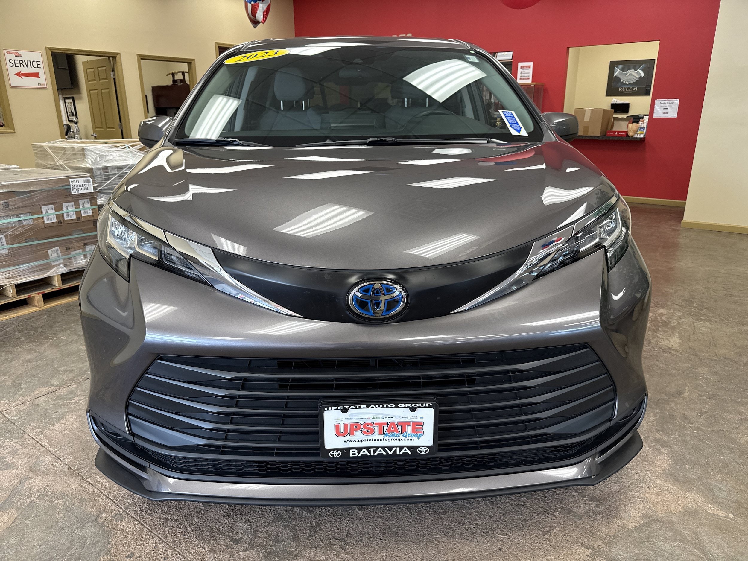 Used 2023 Toyota Sienna LE FWD image 2