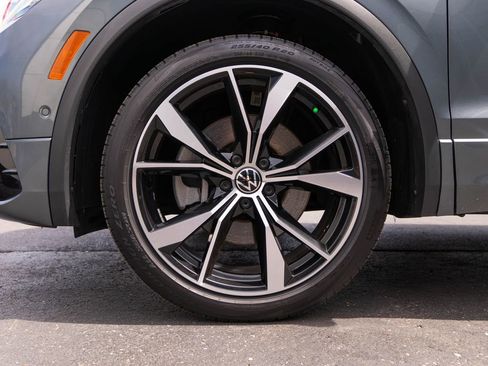 Used 2022 Volkswagen Tiguan SEL R-Line AWD/4WD image 11