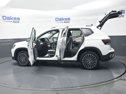 Used 2025 Volkswagen Taos SE FWD image 53