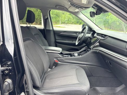 Used 2023 Jeep Grand Cherokee Laredo RWD image 31