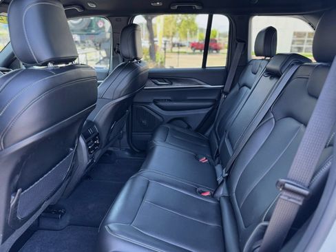 Used 2025 Jeep Grand Cherokee Limited w/ Black Appearance Package AWD/4WD image 18