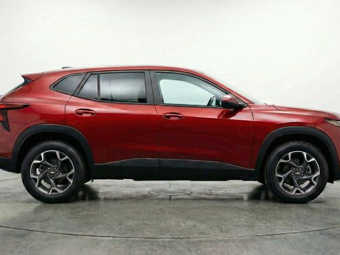 Used 2025 Chevrolet Trax LT image 11