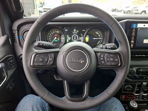 Used 2025 Jeep Wrangler Unlimited Rubicon 4xe AWD/4WD image 19