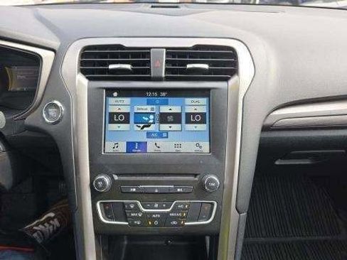 Used 2018 Ford Fusion SE w/ Fusion SE Technology Package image 10