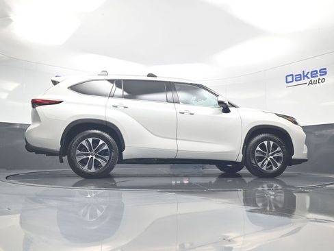 Used 2021 Toyota Highlander XLE AWD/4WD image 49