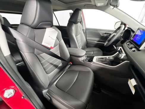 Used 2025 Toyota RAV4 XLE Premium FWD image 31