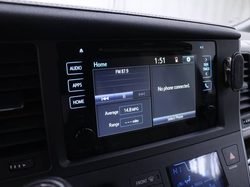 Used 2016 Toyota Sienna XLE image 7