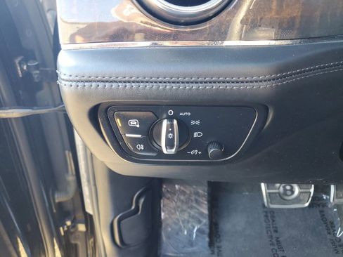 Used 2019 Bentley Bentayga AWD/4WD image 25
