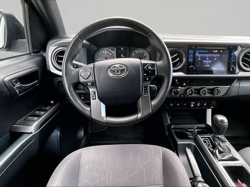 Used 2018 Toyota Tacoma TRD Off-Road w/ Technology Package AWD/4WD image 10