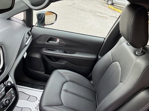 New 2026 Chrysler Pacifica Select AWD/4WD image 19