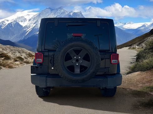 Used 2015 Jeep Wrangler Unlimited Sahara AWD/4WD image 4