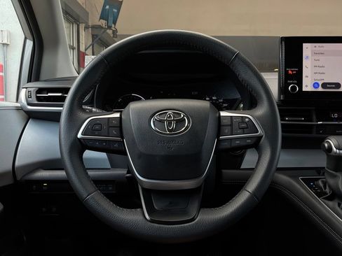 Used 2025 Toyota Sienna XLE FWD image 39