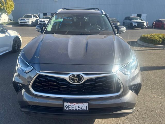 Used 2022 Toyota Highlander XLE AWD/4WD image 2