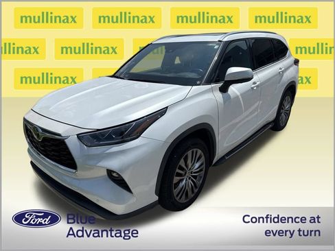 Used 2022 Toyota Highlander Platinum FWD image 2