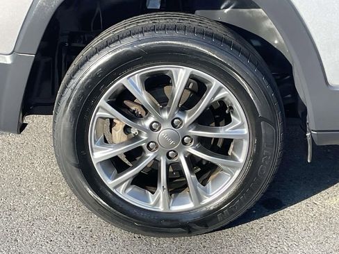 Used 2019 Jeep Cherokee Latitude Plus image 11